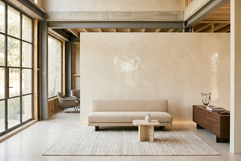 Interno minimalista con pareti in microcemento