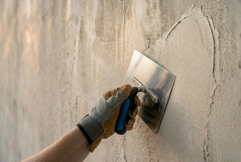 Artigiano che applica microcemento a mano